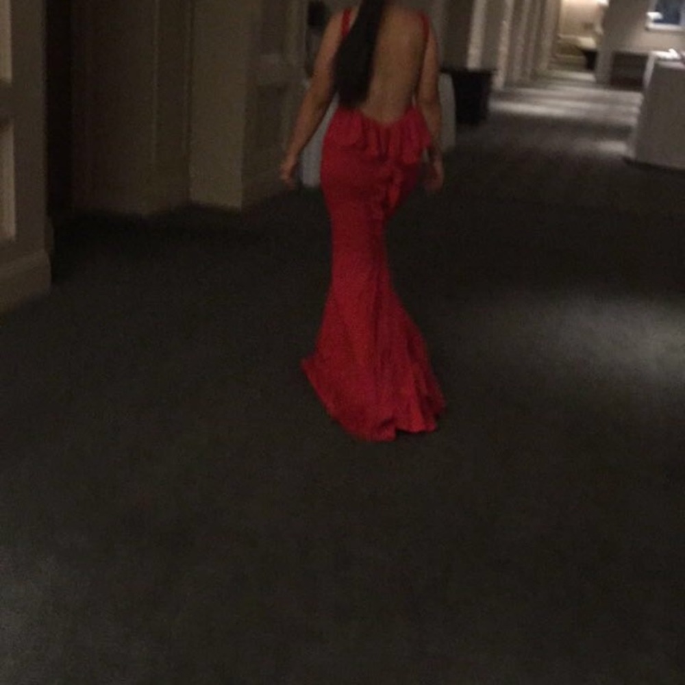 Red backless gown - Picture 3 of 3